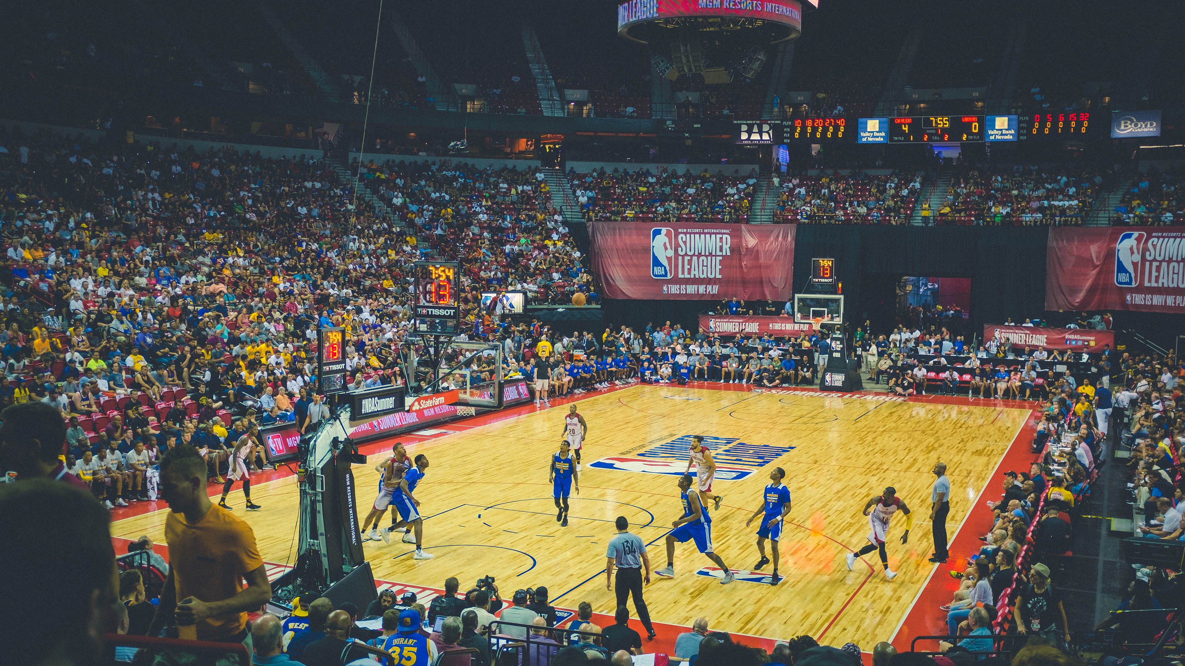 电竞赛场焦点！荷兰队对阵西班牙队，战术博弈精彩纷呈，教练斗智斗勇